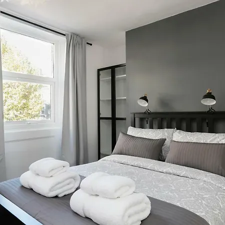 Warren Street Deluxe Apartment